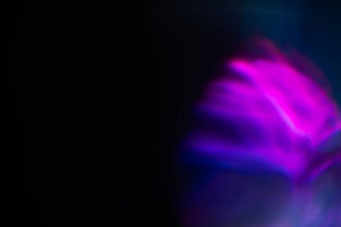 Bulanık neon ışık. Mercek alevi kaplaması. Bokeh floresan flaş parıltısı. Koyu siyah soyut arkaplanda odaklanmış mavi mor renk lekeleri.