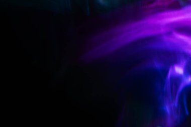 Soyut bulanık lensler siyah renkte parlıyor.