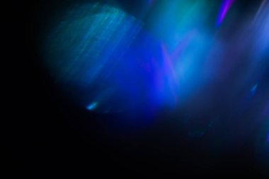 Bulanık neon ışık. Mercek alevi kaplaması. Bokeh floresan flaş parıltısı. Koyu siyah soyut arkaplanda odaklanmış mavi mor renk lekeleri.