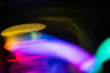 Soyut bulanık lensler siyah renkte parlıyor.