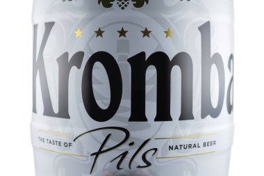 Dnipro Ukrayna - 18 Ekim 2024: Alüminyum kutu krombacher birası üzerine logo. Krombacher bira markası, Krombacher Brauerei GmbH Co.
