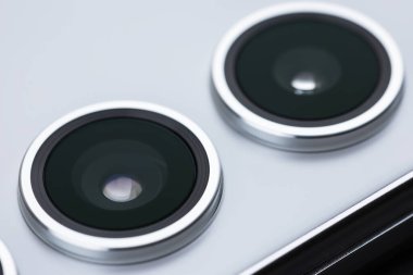 Modern akıllı telefon kamera lensleri, makro görüş. Kapat..