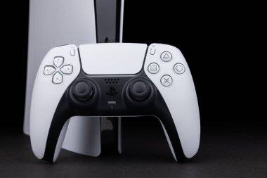 Dnipro Ukrayna - 29 Aralık 2024: Sony Play Station 5 'in yeni kablosuz kontrol sistemi olan Dualsense joystick veya oyun platformu.