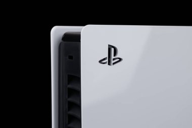 Dnipro Ukrayna - Aralık 29, 2024: Siyah arka planda 5 ince Playstation logosu.