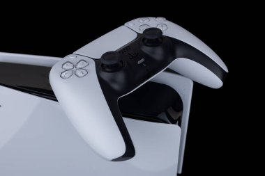 Dnipro Ukrayna - 29 Aralık 2024: Playstation 5 DualSense kablosuz kontrol ve yeni Sony oyun konsolu.