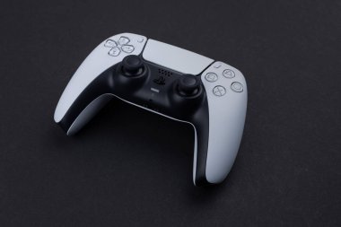 Dnipro Ukrayna - 29 Aralık 2024: Koyu arkaplanda Playstation 5 oyun dualsense denetleyici. Sony ps5 oyun alanı.