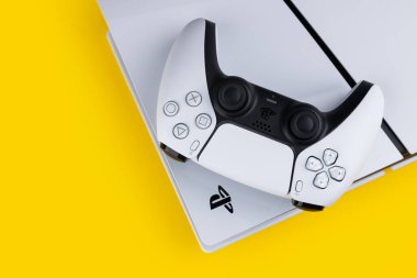 Dnipro Ukrayna - 29 Aralık 2024: Playstation 5 DualSense kablosuz kontrol ve yeni Sony oyun konsolu.
