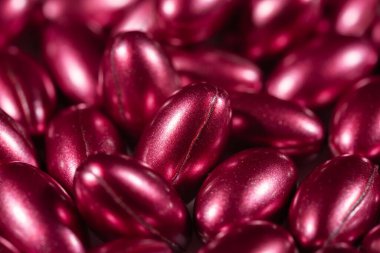 İnci yumuşak kapsüller. Vitaminler inci renkli haplarla. İlaç, eczane, uyuşturucu ve multivitamin yağları kavramı,