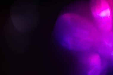 Renkli parlak ışık kıvılcımı dokuyu kıvılcımlandırır. Lacivert soyut örtüde kırmızı turuncu ışınlar.