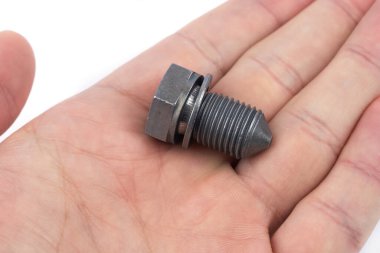 Eldeki metal paslanmaz cıvataya yakın çekim,