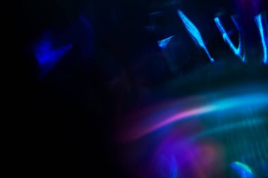 Bulanık Işık, kameraya tek bir görüntü yansıtıyor. Işık, karanlık bir arkaplanda spektral bir gradyan ile parlar. Çok renkli soyut renkli bir çizgi. Alışılmadık ışık efekti.