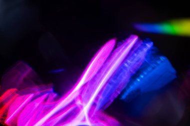 Yumuşak gökkuşağı ışığı arka planda parlar ya da örtüşür,