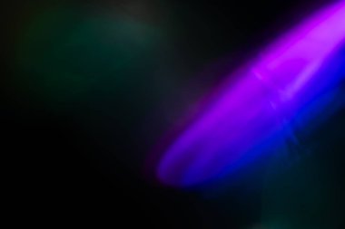 Soyut bulanık lensler siyah renkte parlıyor.