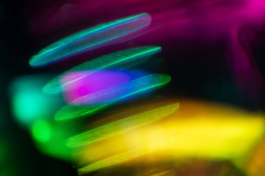 Yumuşak gökkuşağı ışığı arka planda parlar ya da örtüşür,