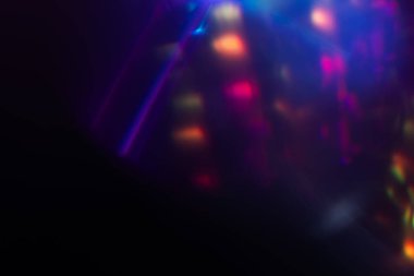 Bulanık neon ışık. Mercek alevi kaplaması. Bokeh floresan flaş parıltısı. Koyu siyah soyut arkaplanda odaklanmış mavi mor renk lekeleri.