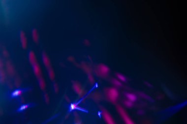 Yumuşak gökkuşağı ışığı arka planda parlar ya da örtüşür,