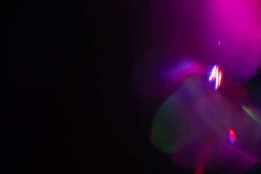 Bulanık neon ışık. Mercek alevi kaplaması. Bokeh floresan flaş parıltısı. Koyu siyah soyut arkaplanda odaklanmış mavi mor renk lekeleri.
