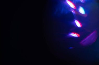 Yumuşak gökkuşağı ışığı arka planda parlar ya da örtüşür,