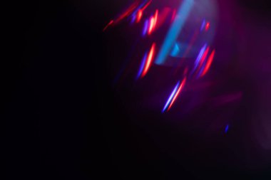 Bulanık neon ışık. Mercek alevi kaplaması. Bokeh floresan flaş parıltısı. Koyu siyah soyut arkaplanda odaklanmış mavi mor renk lekeleri.