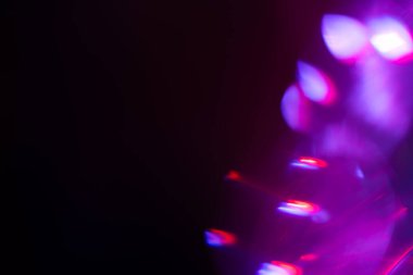 Yumuşak gökkuşağı ışığı arka planda parlar ya da örtüşür,