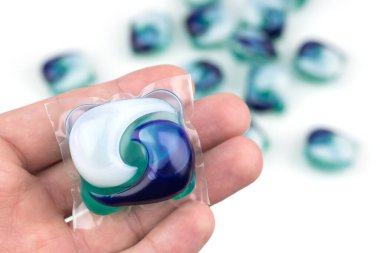 Çamaşır makinesinde yıkanmak için kapsül.