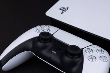 Dnipro Ukrayna - 29 Aralık 2024: Yeni Playstation 5 ince model ve siyah arkaplan denetleyici.