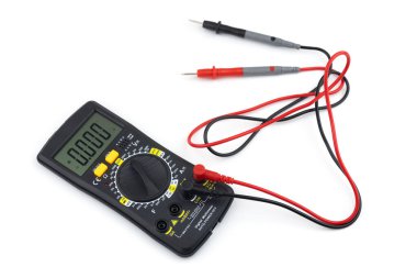 Sondaları olan ve beyaz arkaplanda izole edilmiş dijital çokölçer. Elektrikli alet. Beyaz zemin üzerinde sondalar olan siyah dijital çokölçer,