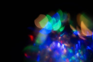 Renkli lens fişeği. Geleceğe yönelik bir geçmiş. Görüntü floresan UV 'nin öncülüğünde aydınlanma. Karanlık soyut örtüye odaklanmış neon mavisi pembe ışık.