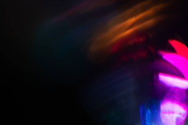 Yumuşak gökkuşağı ışığı arka planda parlar ya da örtüşür,