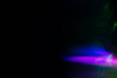 Bulanık neon ışık. Mercek alevi kaplaması. Bokeh floresan flaş parıltısı. Koyu siyah soyut arkaplanda odaklanmış mavi mor renk lekeleri.