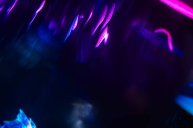 Soyut bulanık lensler siyah renkte parlıyor.