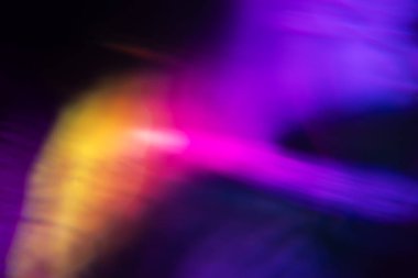 Yumuşak gökkuşağı ışığı arka planda parlar ya da örtüşür,