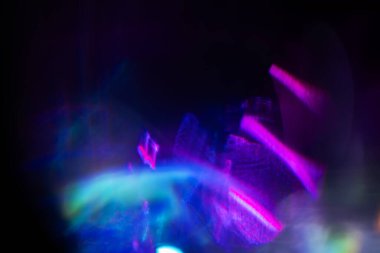 Bulanık neon ışık. Mercek alevi kaplaması. Bokeh floresan flaş parıltısı. Koyu siyah soyut arkaplanda odaklanmış mavi mor renk lekeleri.