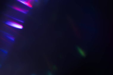 Bulanık neon ışık. Mercek alevi kaplaması. Bokeh floresan flaş parıltısı. Koyu siyah soyut arkaplanda odaklanmış mavi mor renk lekeleri.