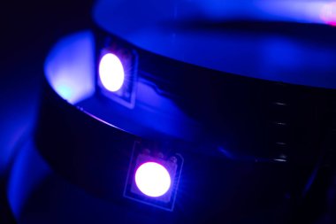 RGB, metalik arkaplan aydınlatmasında mavi renk ve elektrik kullanımında şerit ışığına öncülük etti.