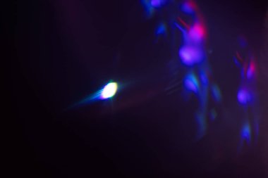 Bulanık neon ışık. Mercek alevi kaplaması. Bokeh floresan flaş parıltısı. Koyu siyah soyut arkaplanda odaklanmış mavi mor renk lekeleri.