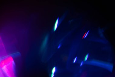 Bulanık Işık, kameraya tek bir görüntü yansıtıyor. Işık, karanlık bir arkaplanda spektral bir gradyan ile parlar. Çok renkli soyut renkli bir çizgi. Alışılmadık ışık efekti.