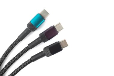 Beyaz arkaplanda yalıtılmış USB ve Tip-C bağlantısına sahip kablo.