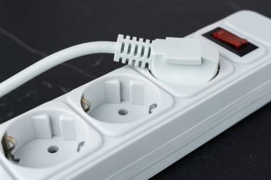 Elektrik prizli gerilim koruyucusu.