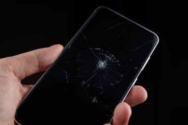 Kırık dokunmatik ekranlı akıllı telefon. Cep telefonu bozuk. Telefon bozuldu. Cep telefonuna kırık cam takmak. Akıllı telefon onarımı.