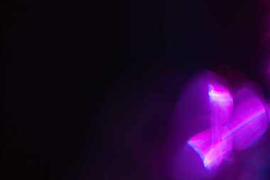 Soyut bulanık lensler siyah renkte parlıyor..