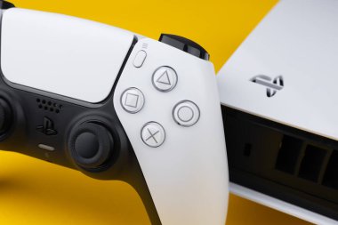 Dnipro Ukrayna - 29 Aralık 2024: Playstation 5 DualSense kablosuz kontrol ve yeni Sony oyun konsolu.