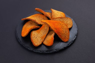 Çavdar Ekmek Kırıntıları, Ev Yapımı Kahverengi Ekmek Çubukları, Çıtır Ekmek Küpleri Dağılmış Yığınlar, Çavdar Ekmeği Kırıntıları, Kahverengi Kızarmış Tuzlu Krakerler