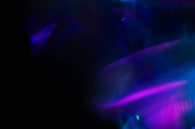 Bulanık neon ışık. Mercek alevi kaplaması. Bokeh floresan flaş parıltısı. Koyu siyah soyut arkaplanda odaklanmış mavi mor renk lekeleri.