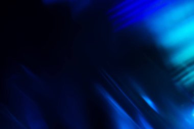 Bulanık neon ışık. Mercek alevi kaplaması. Bokeh floresan flaş parıltısı. Koyu siyah soyut arkaplanda odaklanmış mavi mor renk lekeleri.