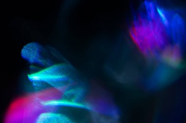 Yumuşak gökkuşağı ışığı arka planda parlar ya da örtüşür,