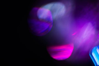 Soyut bulanık lensler siyah renkte parlıyor.