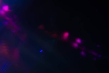 Yumuşak gökkuşağı ışığı arka planda parlar ya da örtüşür,