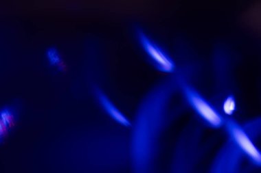 Yumuşak gökkuşağı ışığı arka planda parlar ya da örtüşür,