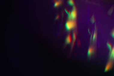 Yumuşak gökkuşağı ışığı arka planda parlar ya da örtüşür,